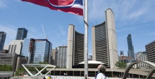 Кметът на Торонто изпълни условието на загубения залог