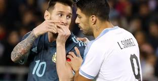 Суарес прекрати бой между Меси и Кавани, а на терена - Аржентина и Уругвай с реми