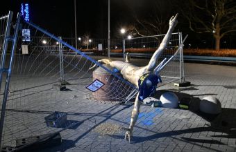 Подпалиха краката на статуята на Ибрахимович в Швеция.