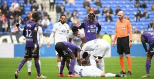 Играч на Лион загуби съзнание по време на мач