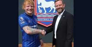 Певецът Ед Шийрън стана миноритарен акционер в Ипсуич