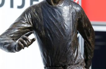 Вдигнаха паметник на Кройф до стадиона на Аякс.