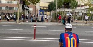 Фенове на Барса се събраха пред офиса на клуба