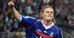 Еманюел Пти позира с фланелката на ЦСКА 1948