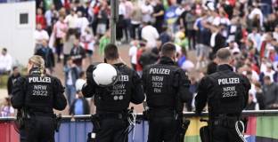 Германската полиция арестува английски фенове