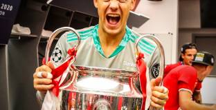 Нойер е вратар на годината според версията на ФИФА