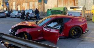 Служител на автомивка потроши автомобила на Маркети