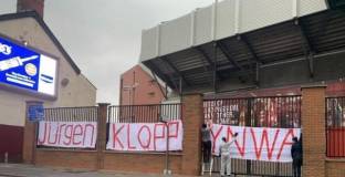 Фенове на Ливърпул издигнаха банер в подкрепа на Клоп