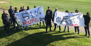 Фенове на Ман Юнайтед блокираха базата