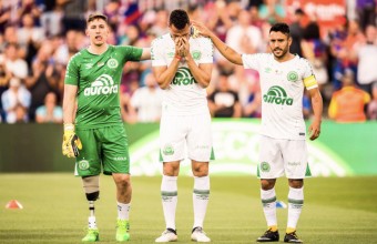 Оцелелите в авиокатастрофата са на Камп Ноу. Това е повече от снимка. 