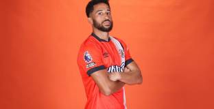 Таунсенд подписа с Лутън