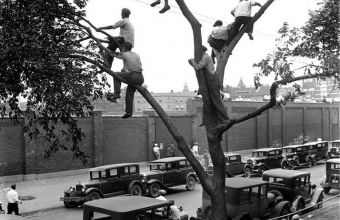 Хора, гледащи бейзболен мач на Чикаго Къбс извън 