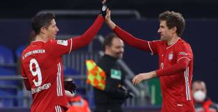 Байерн с очаквана победа срещу закъсалия Шалке (видео)