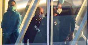 Изолираха Джокович на летището, полицаи пазят тенисиста 