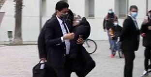 Фенове на Барса пуснаха фойерверки пред хотела на ПСЖ