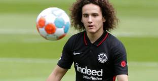 17-годишен халф на Айнтрахт ще премине в Барса