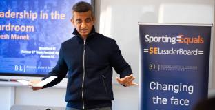 Ман Юнайтед привлече директор на Брентфорд?