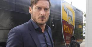 Тоти: Къде гледат?