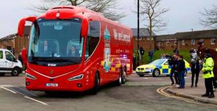  Автобусът на Ливърпул бе нападнат след мача 