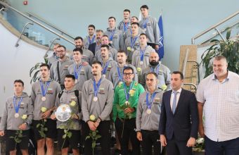 Сребърните медалисти от Световното по волейбол се прибраха в родината.