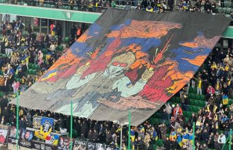 На Украйна — Исландия феновете развиха този красив банер: воѝн от Въоръжените сили на Украйна на фона на горящия Кремъл. 