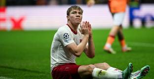 Шест гола и Юнайтед остава последен