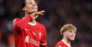 Ливърпул ще предложи нов договор на Ван Дайк