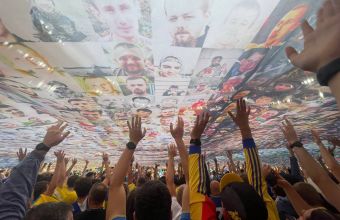 Украински фенове на мача с Белгия издигнаха банер със загинали парамедици по време на войната с Украйна. 