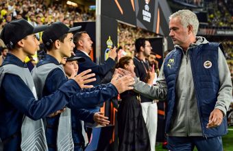 Моуриньо винаги намира време за децата с топка.