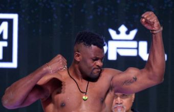 Франсис Нгану грандиозно се завърна в ММА, нокаутирайки Ренан Ферейра в първия рунд.