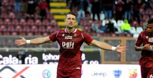 Гълъбинов герой за Реджина при равенство с лидера в Серия Б