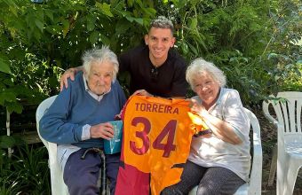 Лукас Торейра посети бившия президент на Уругвай Хосе Пепе Мухика и му подари фланелка на Галатасарай.