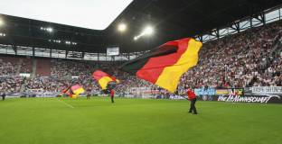 Феновете, скандиращи името на Хитлер, сами се предадоха на полицията