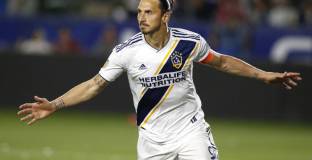 Наполи планира да предложи договор на Ибра