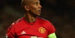 Източник: Юнайтед иска да задържи Йънг