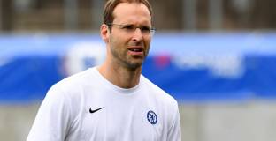 Челси купува Менди по препоръка на Чех