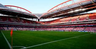 Лисабон и Франкфурт могат да приемат плейофите в ЛЕ