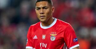 Тотнъм е близо до Карлос Винисиус