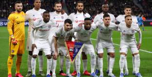 Лион спря заплатите на футболистите