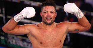 Джойс и Усик преговарят за битка през април