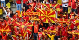 Около 20 000 души ще дерат гърла за Северна Македония срещу България