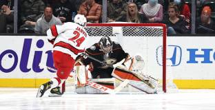 Каролина победи Анахайм, успехи за Калгари и Минесота