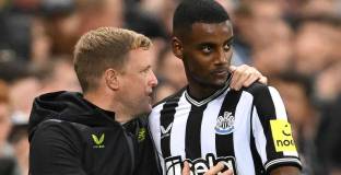 Хау: Клубът да реши за Исак бързо