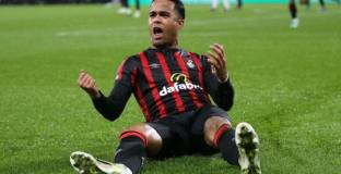 Борнемут с класика на Олд Трафорд