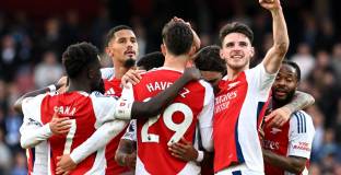 Лестър изпоти Арсенал, но се предаде (видео)