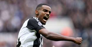 Нюкасъл с класика над Уулвс