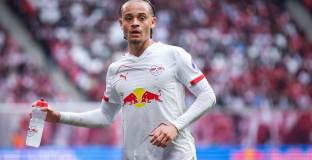 Челси напредна пред Байерн за Симонс