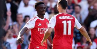 Сака дари 1000 униформи за училища