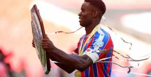 Ливърпул напредва за Гуехи и Леони