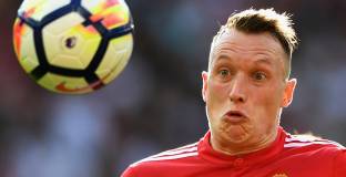 Фил Джоунс получи извинения от Туитър